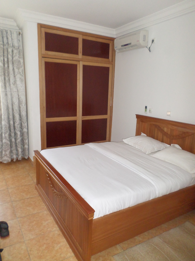 Appartement à louer - Yaoundé, Bastos, Golf - 1 salon(s), 2 chambre(s), 3 salle(s) de bains - 1 500 000 FCFA / mois