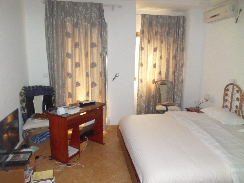 Appartement à louer - Yaoundé, Bastos, Golf - 1 salon(s), 2 chambre(s), 3 salle(s) de bains - 1 500 000 FCFA / mois