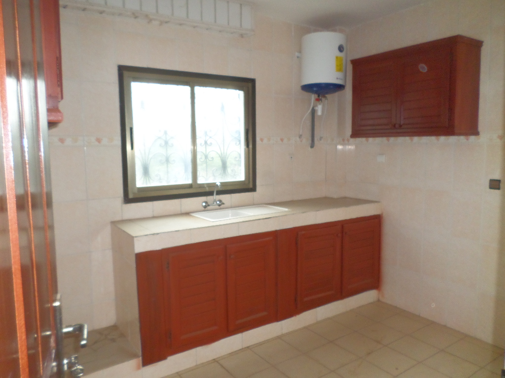 Appartement à louer - Yaoundé, Bastos, Bastos - 1 salon(s), 2 chambre(s), 3 salle(s) de bains - 550 000 FCFA / mois