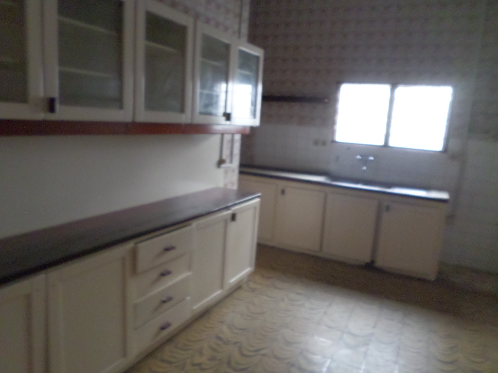 Maison (Villa) à louer - Yaoundé, Bastos, Bastos - 1 salon(s), 3 chambre(s), 4 salle(s) de bains - 1 700 000 FCFA / mois
