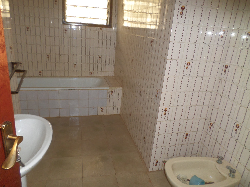 Maison (Villa) à louer - Yaoundé, Bastos, Bastos - 1 salon(s), 3 chambre(s), 4 salle(s) de bains - 1 700 000 FCFA / mois