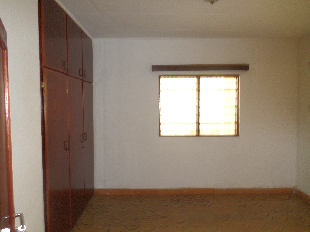 Maison (Villa) à louer - Yaoundé, Bastos, Bastos - 1 salon(s), 3 chambre(s), 4 salle(s) de bains - 1 700 000 FCFA / mois