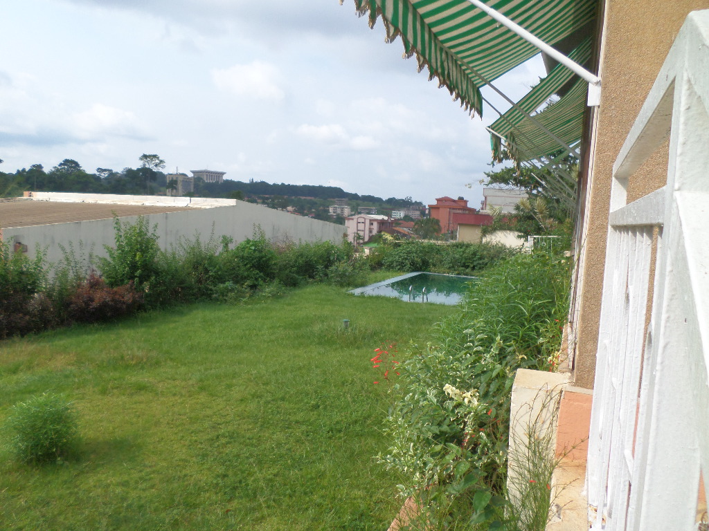 Maison (Villa) à louer - Yaoundé, Bastos, Bastos - 1 salon(s), 3 chambre(s), 4 salle(s) de bains - 1 700 000 FCFA / mois
