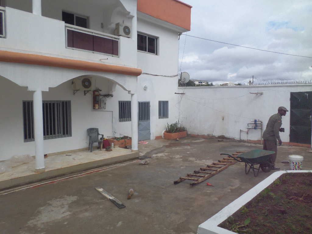 Bureau à louer à Yaoundé, Bastos, Bastos - 500 m2 - 900 000 FCFA