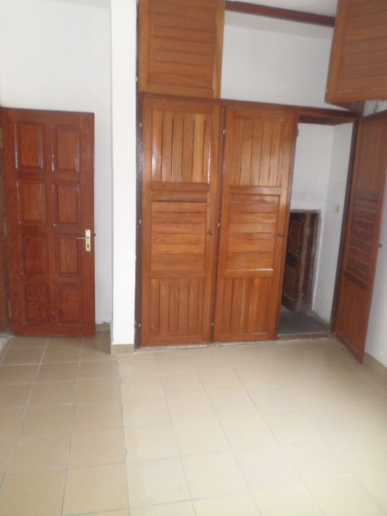Office to rent at Yaoundé, Bastos, Bastos - 500 m2 - 900 000 FCFA