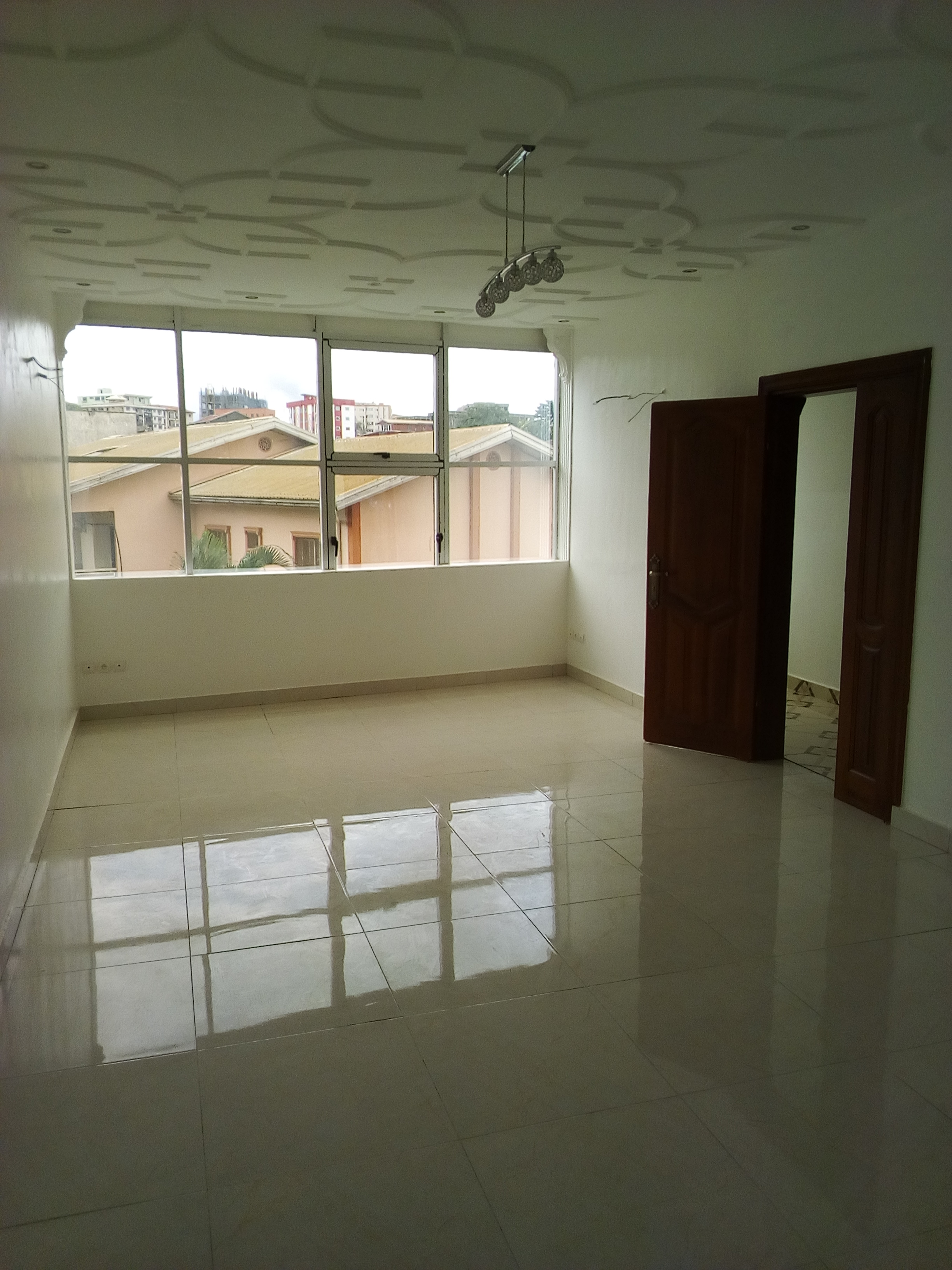 Apartment to rent - Yaoundé, Bastos, Bastos - 1 living room(s), 2 bedroom(s), 3 bathroom(s) - 700 000 FCFA / month