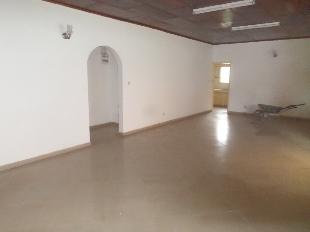 Maison (Villa) à louer - Yaoundé, Bastos, Bastos - 1 salon(s), 4 chambre(s), 4 salle(s) de bains - 1 000 000 FCFA / mois
