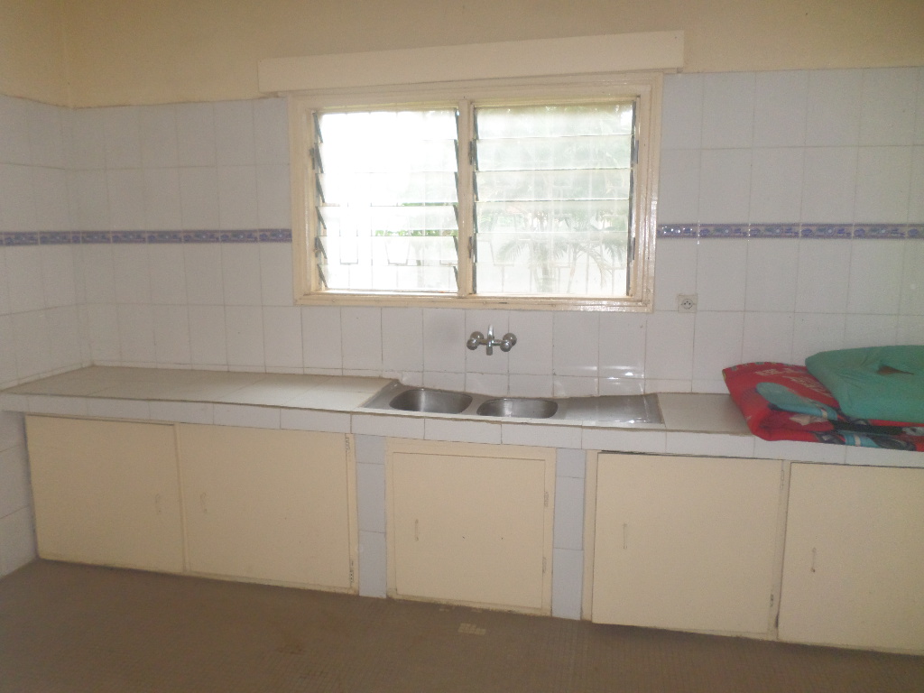 Maison (Villa) à louer - Yaoundé, Bastos, Bastos - 1 salon(s), 4 chambre(s), 4 salle(s) de bains - 1 000 000 FCFA / mois