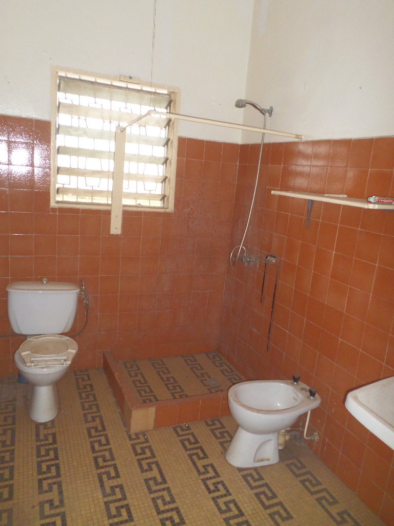Maison (Villa) à louer - Yaoundé, Bastos, Bastos - 1 salon(s), 4 chambre(s), 4 salle(s) de bains - 1 000 000 FCFA / mois