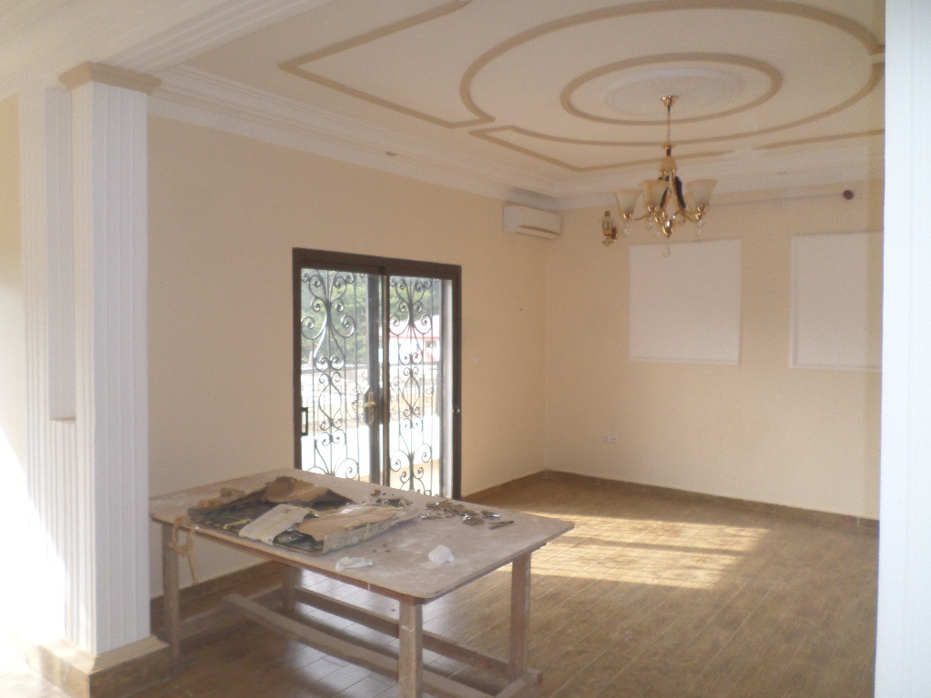 Apartment to rent - Yaoundé, Bastos, Golf - 1 living room(s), 3 bedroom(s), 4 bathroom(s) - 900 000 FCFA / month