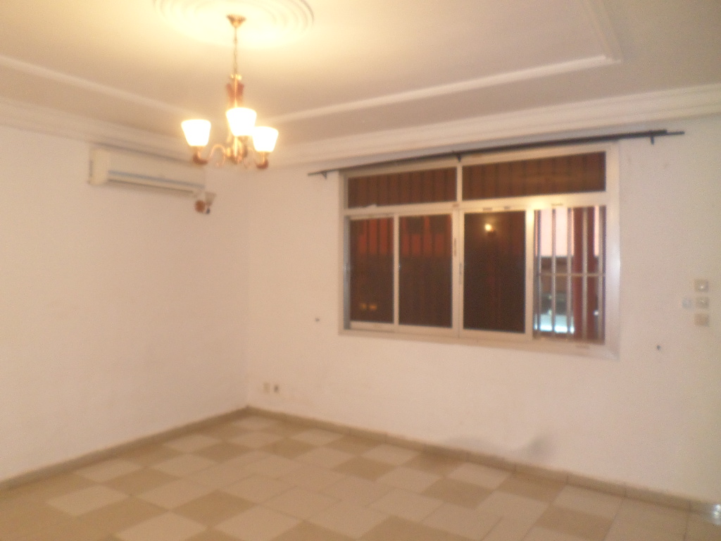 Apartment to rent - Yaoundé, Bastos, Bastos - 1 living room(s), 1 bedroom(s), 2 bathroom(s) - 250 000 FCFA / month