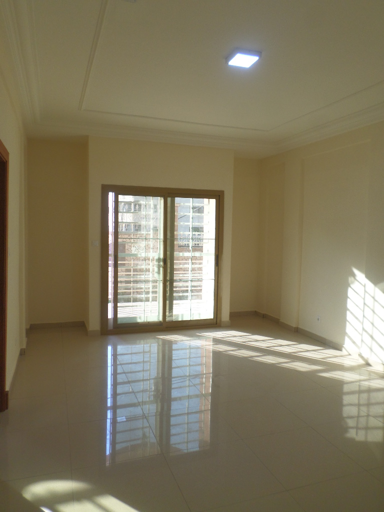 Appartement à louer - Yaoundé, Bastos, Golf - 1 salon(s), 3 chambre(s), 3 salle(s) de bains - 1 600 000 FCFA / mois