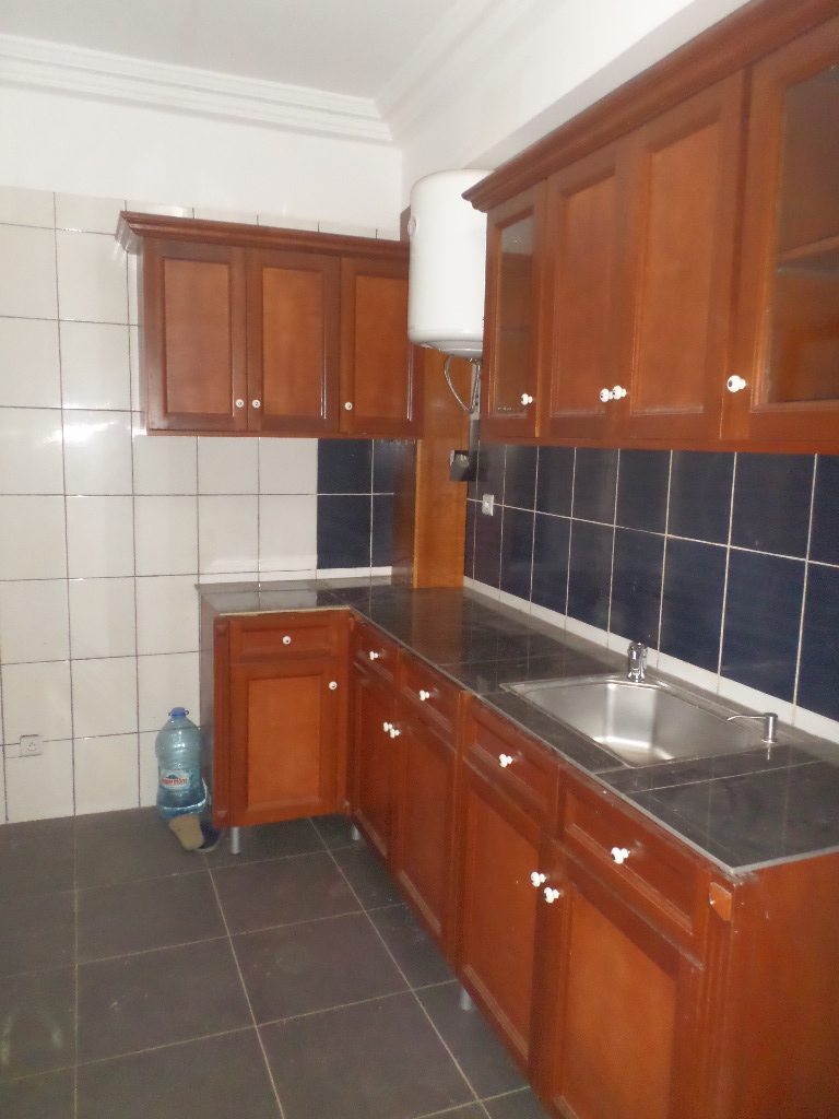 Appartement à louer - Yaoundé, Bastos, Bastos - 1 salon(s), 2 chambre(s), 3 salle(s) de bains - 700 000 FCFA / mois