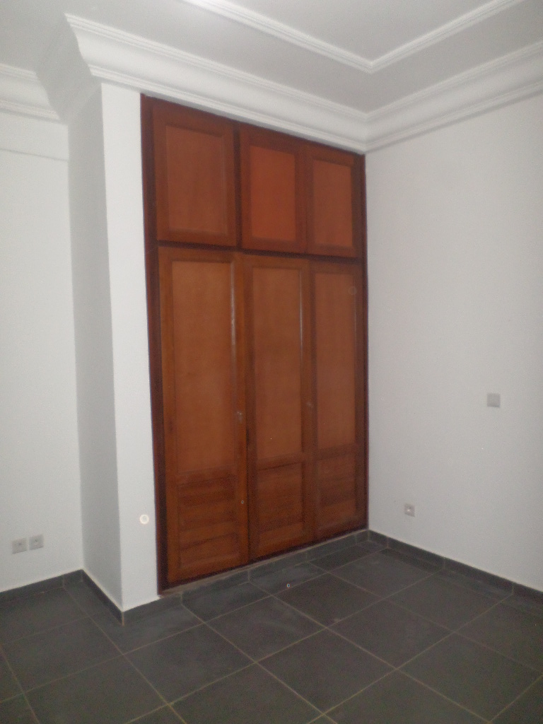Appartement à louer - Yaoundé, Bastos, Bastos - 1 salon(s), 2 chambre(s), 3 salle(s) de bains - 700 000 FCFA / mois