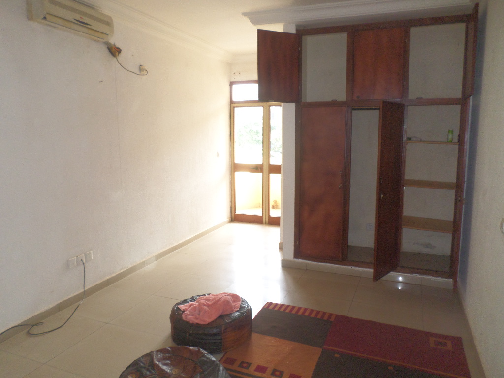 Apartment to rent - Yaoundé, Bastos, Bastos - 1 living room(s), 3 bedroom(s), 3 bathroom(s) - 500 000 FCFA / month
