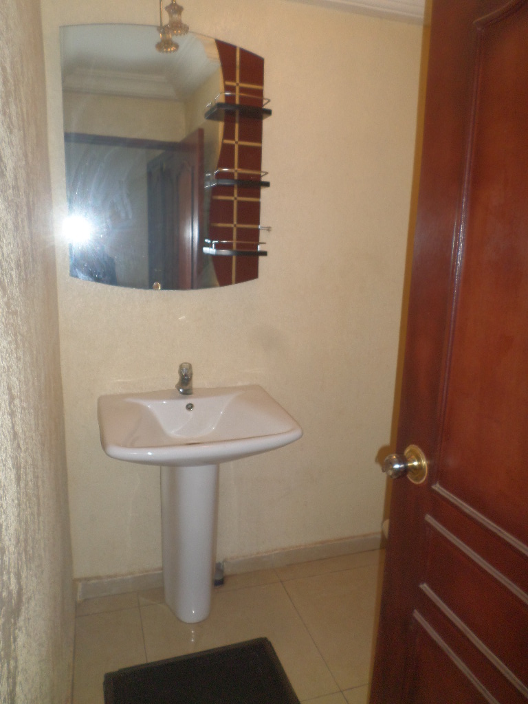 Apartment to rent - Yaoundé, Bastos, Bastos - 1 living room(s), 3 bedroom(s), 3 bathroom(s) - 500 000 FCFA / month