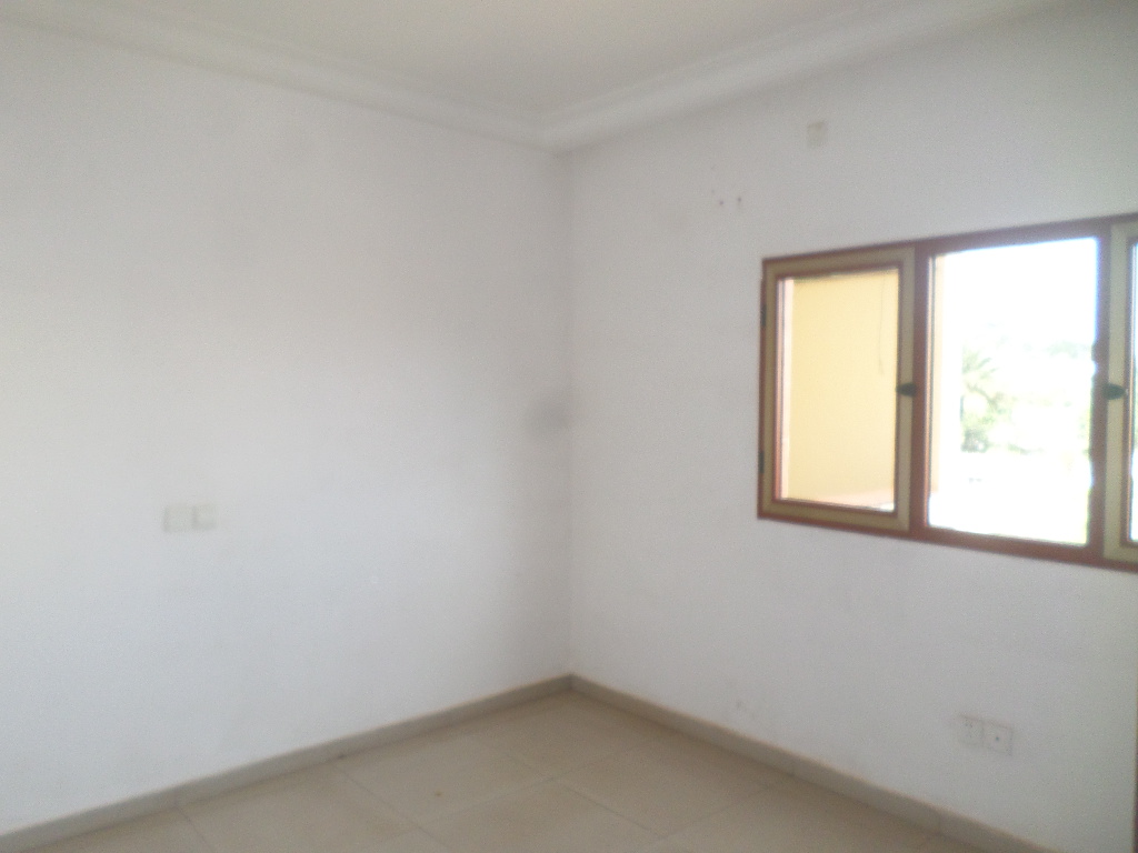 Apartment to rent - Yaoundé, Bastos, Bastos - 1 living room(s), 3 bedroom(s), 3 bathroom(s) - 500 000 FCFA / month