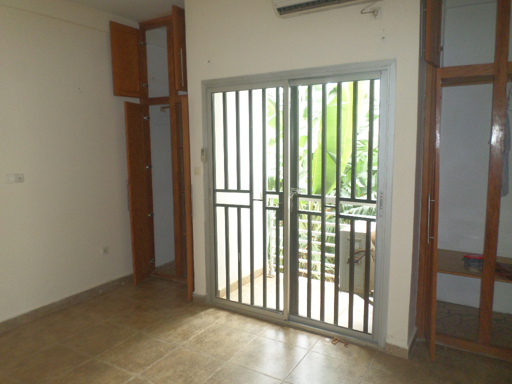 Apartment to rent - Yaoundé, Bastos, Bastos - 1 living room(s), 2 bedroom(s), 3 bathroom(s) - 350 000 FCFA / month