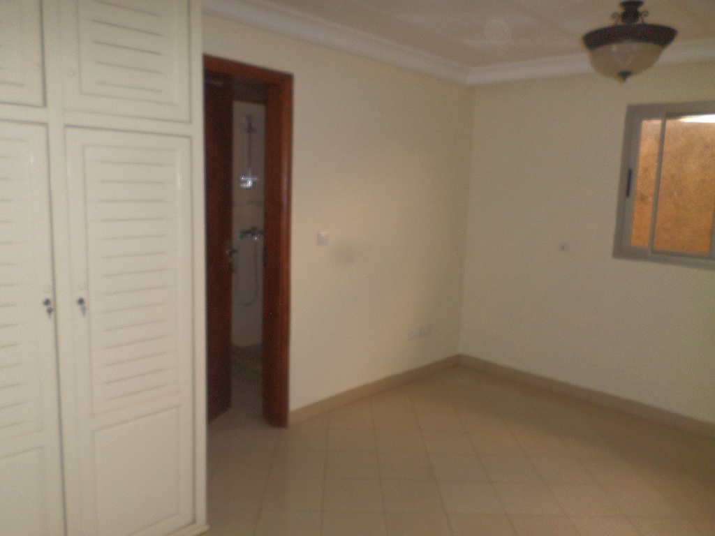 Apartment to rent - Yaoundé, Bastos, Bastos - 1 living room(s), 2 bedroom(s), 3 bathroom(s) - 650 000 FCFA / month