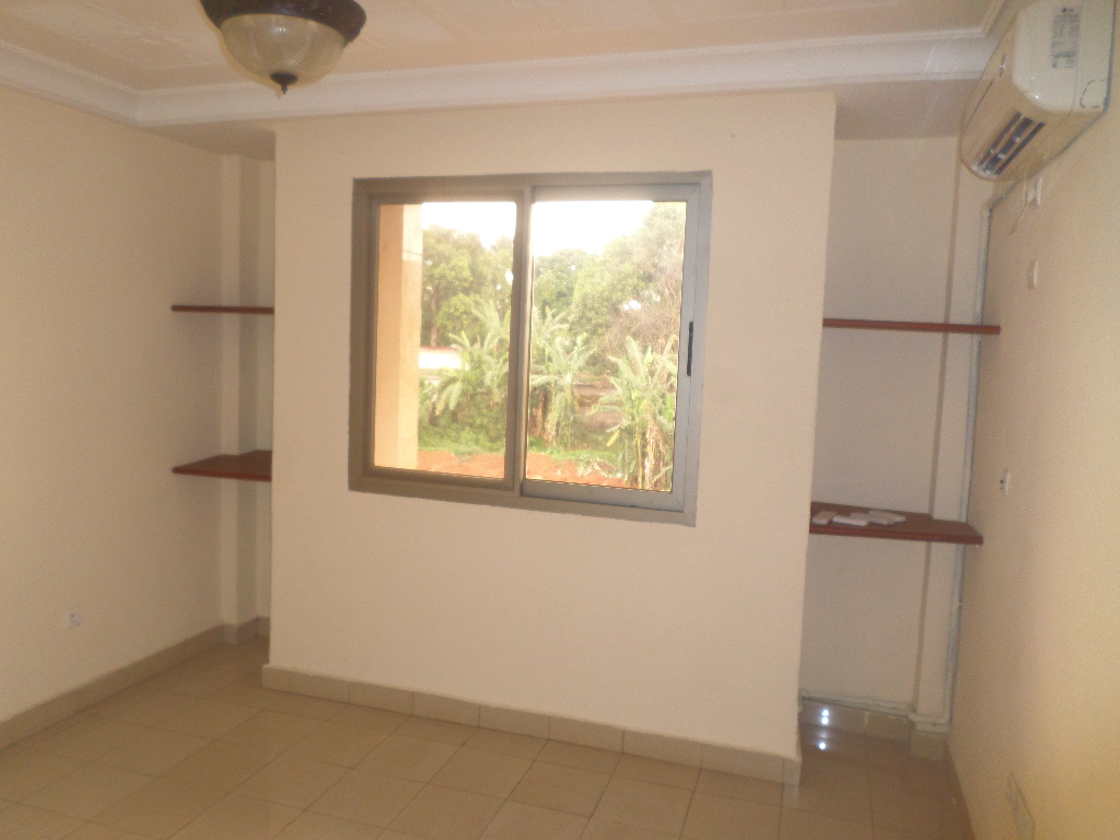 Apartment to rent - Yaoundé, Bastos, Bastos - 1 living room(s), 2 bedroom(s), 3 bathroom(s) - 650 000 FCFA / month