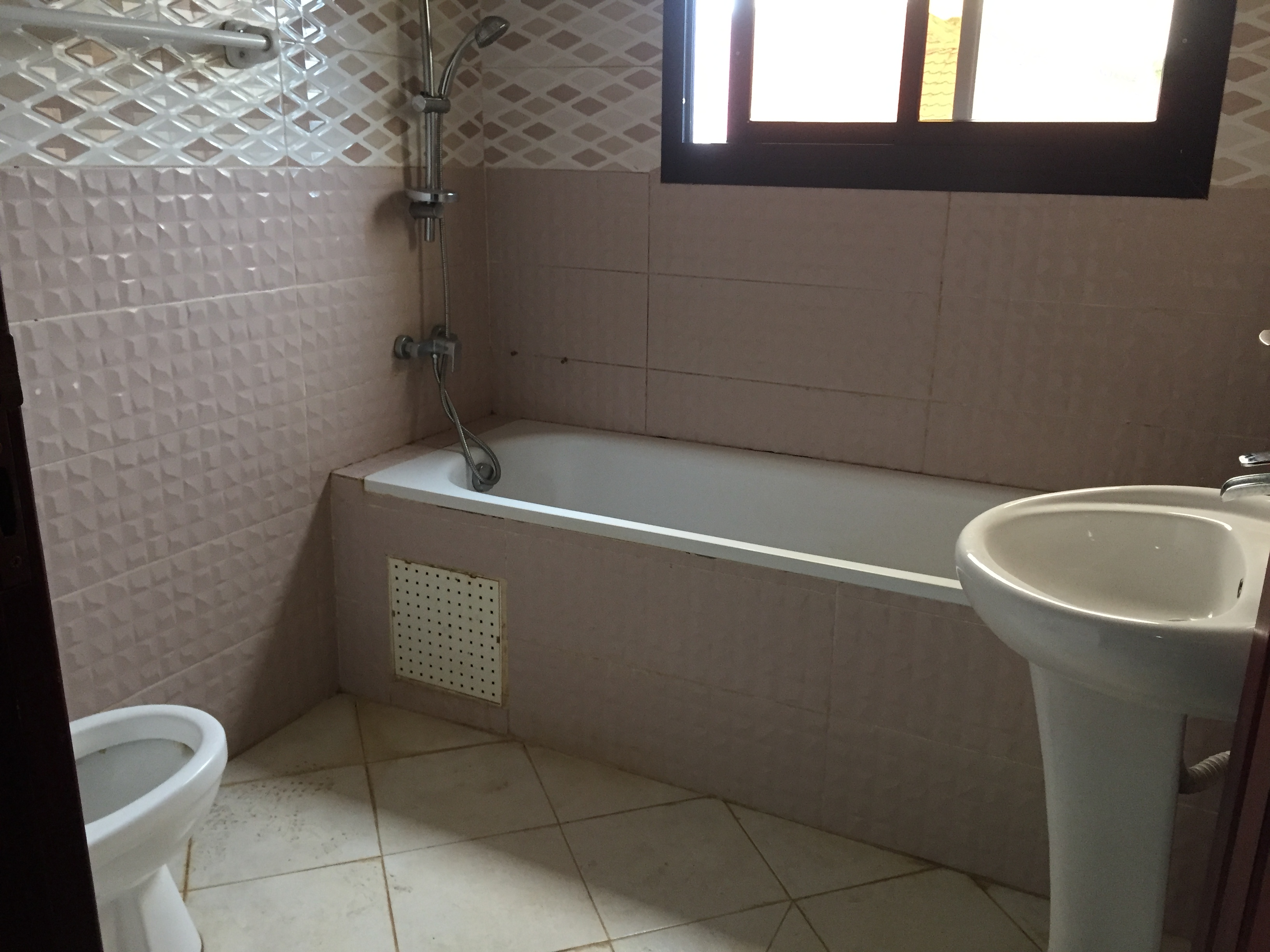 Apartment to rent - Yaoundé, Bastos, Golf - 1 living room(s), 3 bedroom(s), 4 bathroom(s) - 800 000 FCFA / month