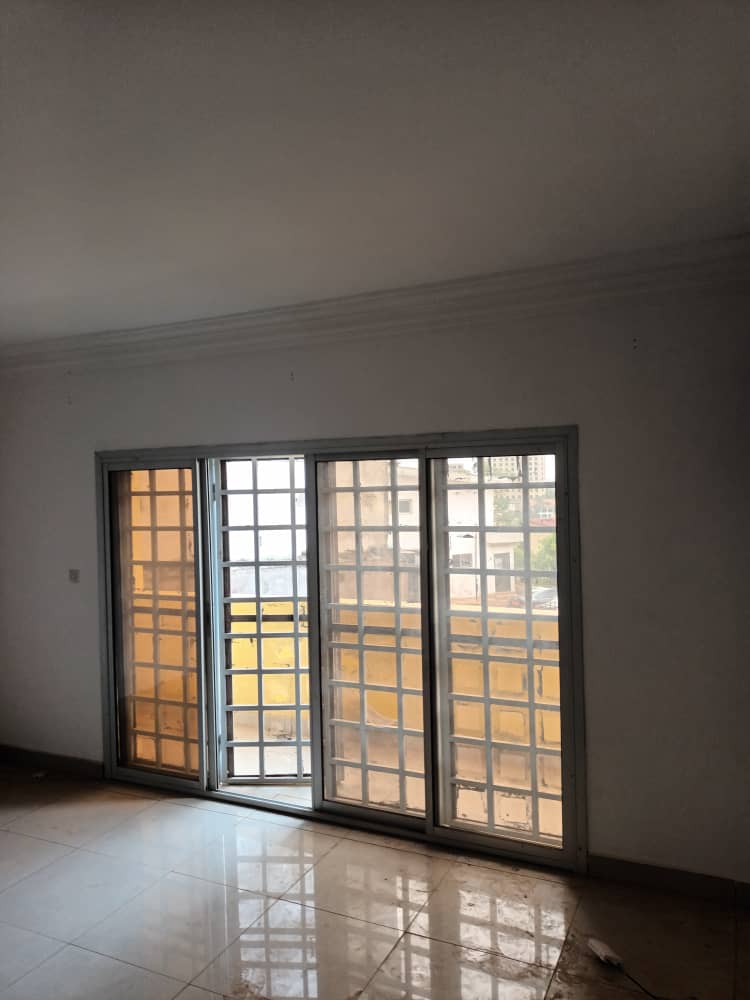 Maison (Villa) à vendre - Yaoundé, Bastos, Bastos - 1 salon(s), 4 chambre(s), 4 salle(s) de bains - 550 000 000 FCFA