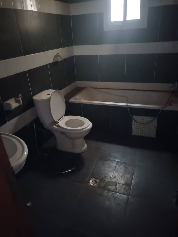 Maison (Villa) à vendre - Yaoundé, Bastos, Bastos - 1 salon(s), 4 chambre(s), 4 salle(s) de bains - 550 000 000 FCFA