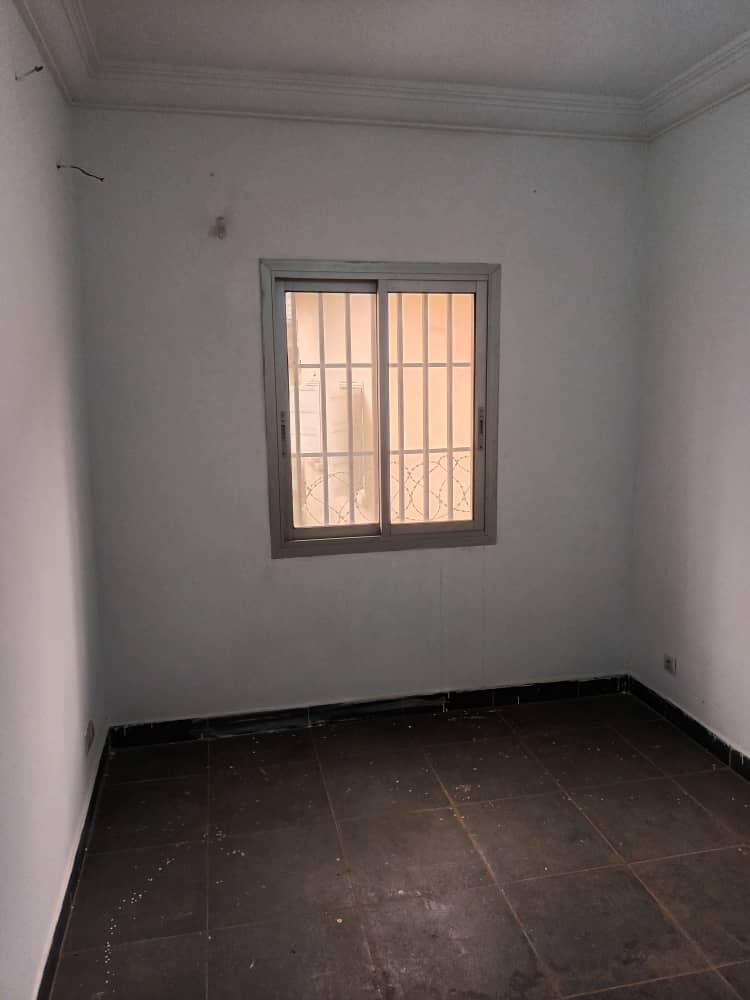 Maison (Villa) à vendre - Yaoundé, Bastos, Bastos - 1 salon(s), 4 chambre(s), 4 salle(s) de bains - 550 000 000 FCFA