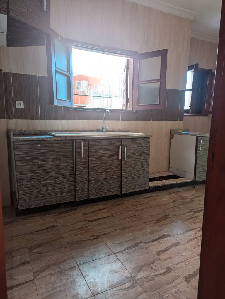 Apartment to rent - Yaoundé, Bastos, Golf - 1 living room(s), 2 bedroom(s), 3 bathroom(s) - 750 000 FCFA / month