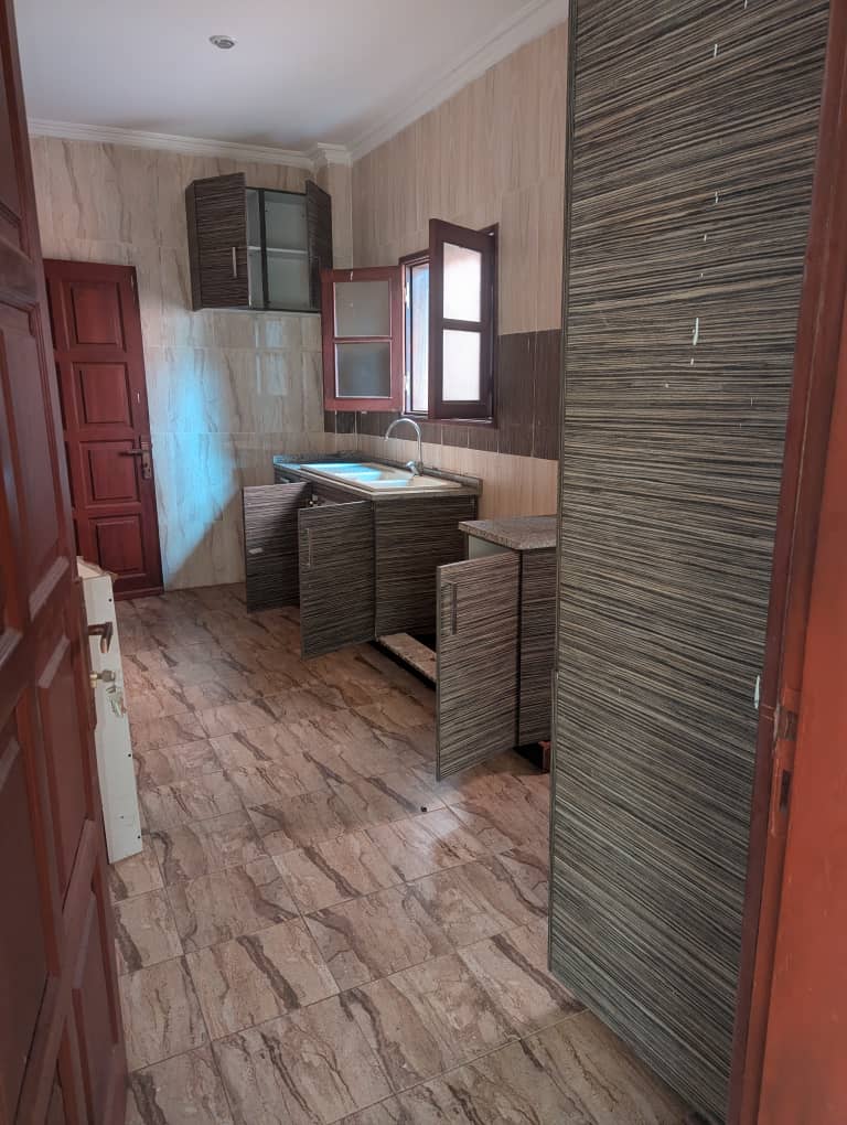 Apartment to rent - Yaoundé, Bastos, Golf - 1 living room(s), 2 bedroom(s), 3 bathroom(s) - 750 000 FCFA / month