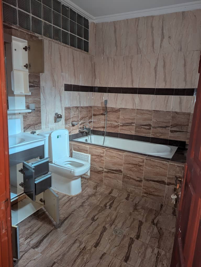 Apartment to rent - Yaoundé, Bastos, Golf - 1 living room(s), 2 bedroom(s), 3 bathroom(s) - 750 000 FCFA / month