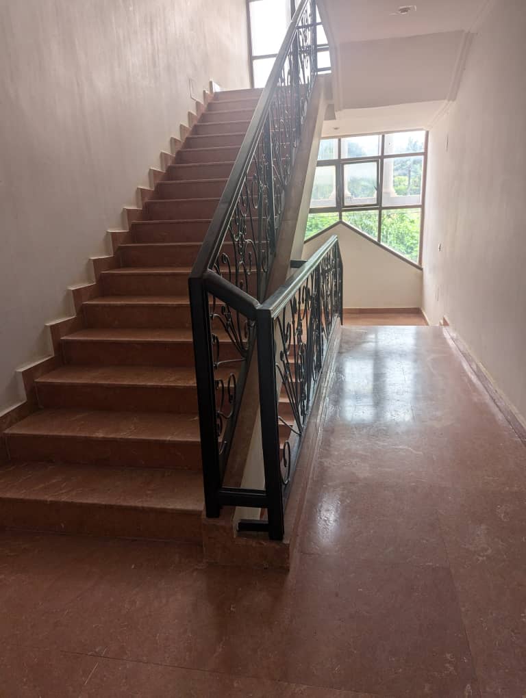 Apartment to rent - Yaoundé, Bastos, Golf - 1 living room(s), 2 bedroom(s), 3 bathroom(s) - 750 000 FCFA / month