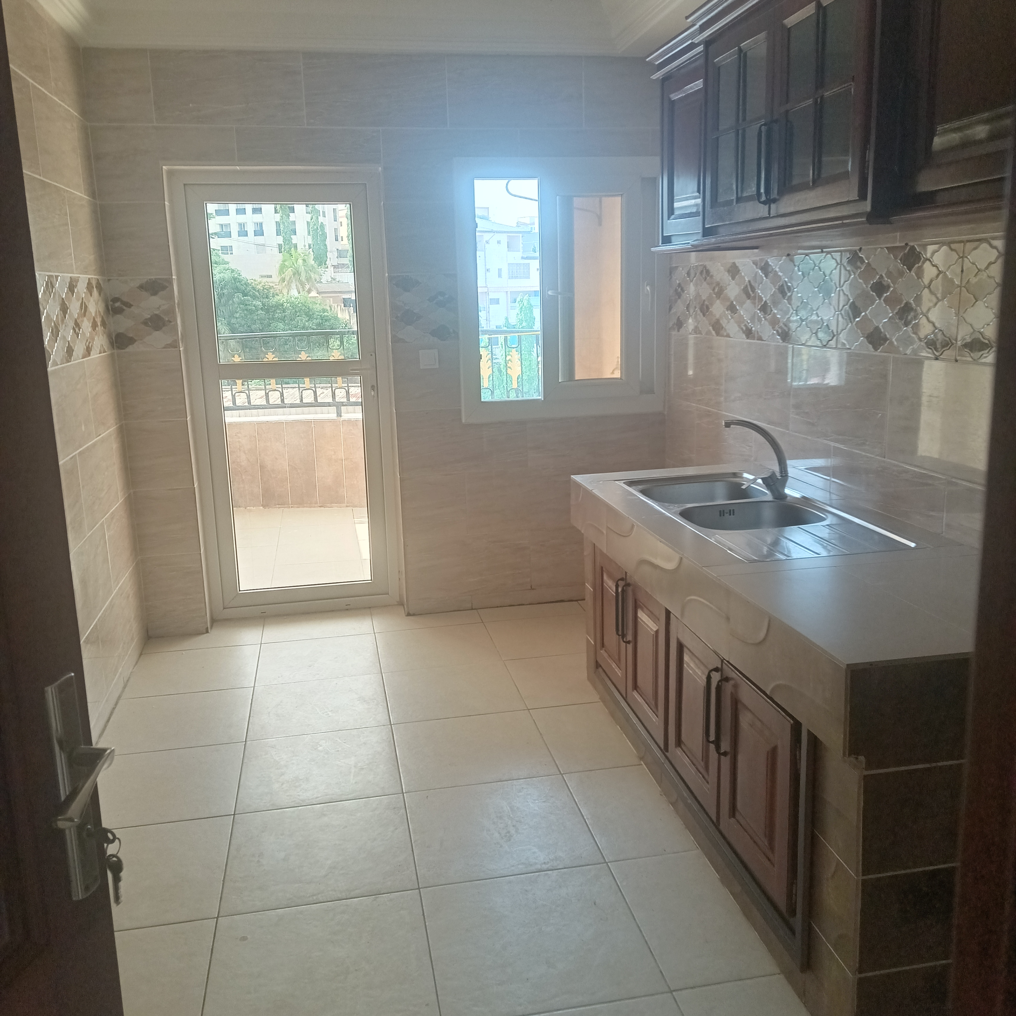Apartment to rent - Yaoundé, Bastos, Bastos - 1 living room(s), 3 bedroom(s), 4 bathroom(s) - 750 000 FCFA / month