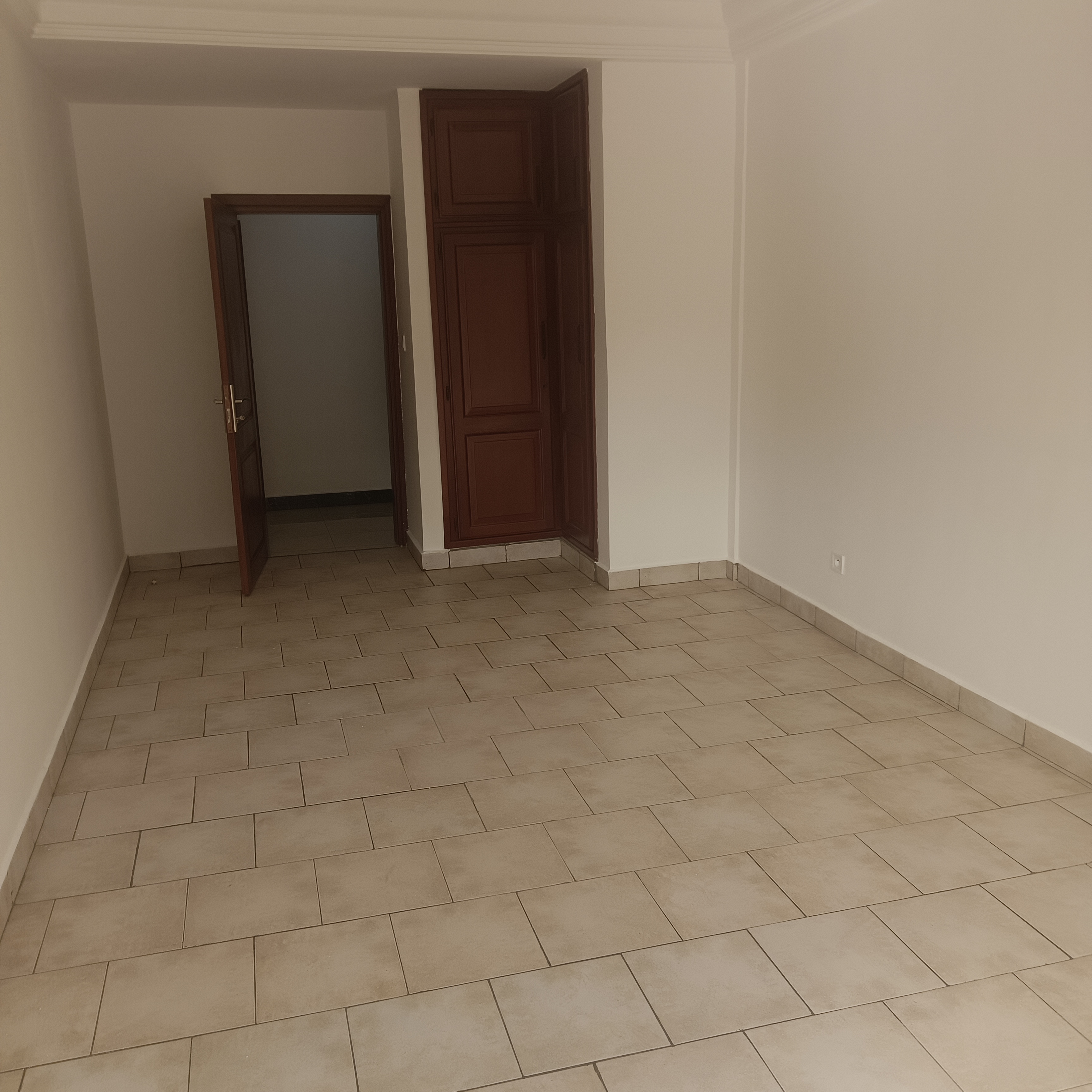 Apartment to rent - Yaoundé, Bastos, Bastos - 1 living room(s), 3 bedroom(s), 4 bathroom(s) - 750 000 FCFA / month