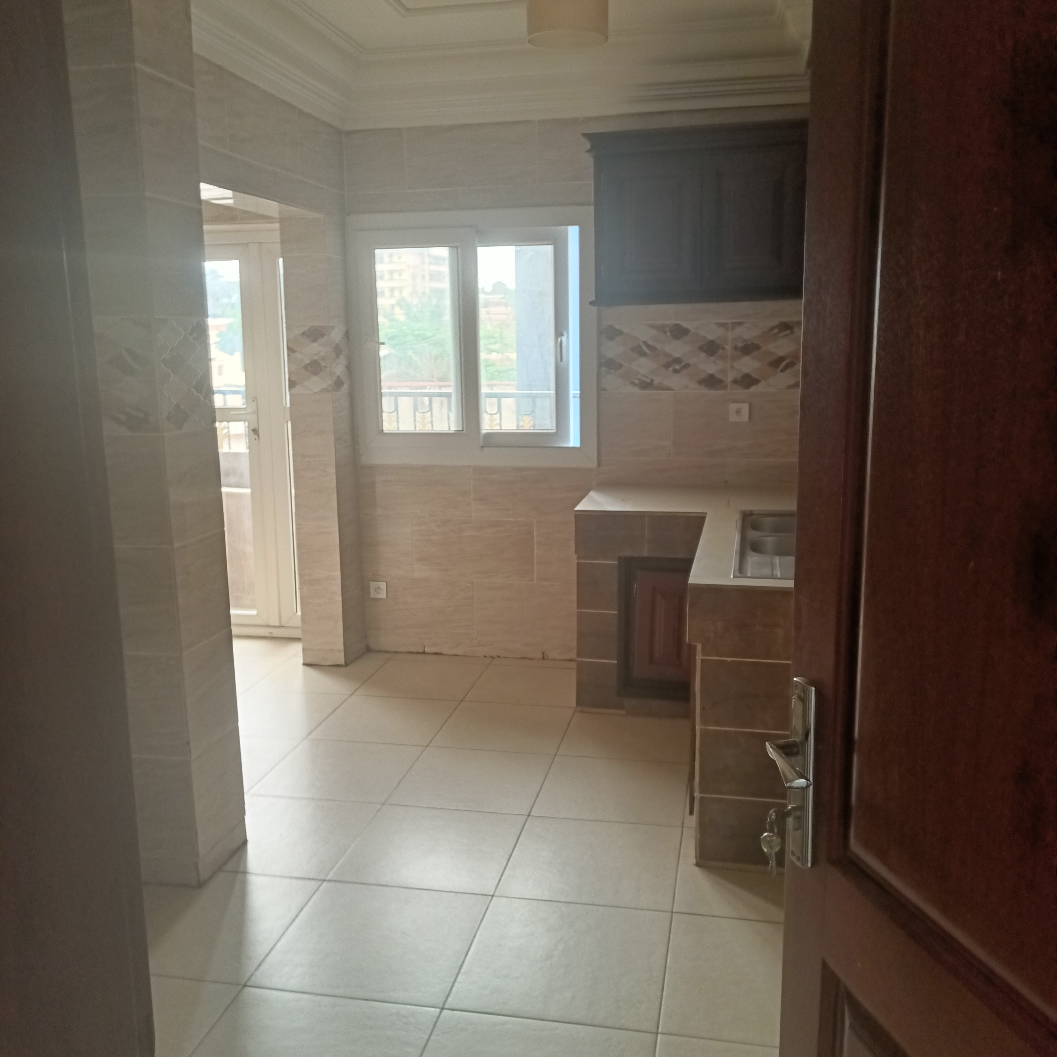 Appartement à louer - Yaoundé, Bastos, Bastos - 1 salon(s), 2 chambre(s), 3 salle(s) de bains - 600 000 FCFA / mois