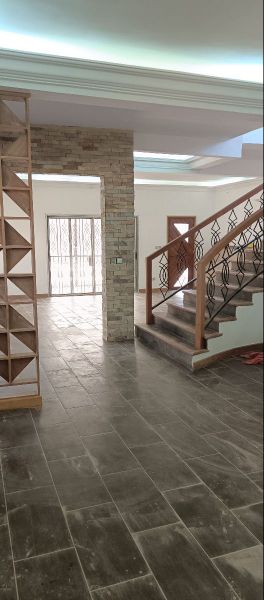 Maison (Duplex) à vendre - Yaoundé, Bastos, Bastos avec piscine - 1 salon(s), 4 chambre(s), 4 salle(s) de bains - 800 000 000 FCFA