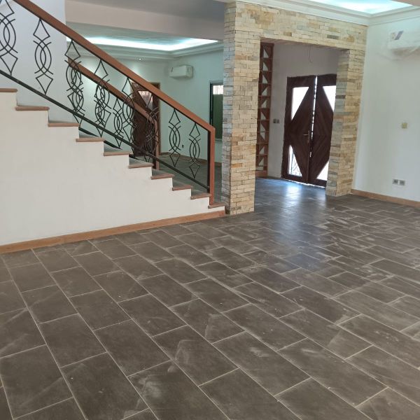 Maison (Duplex) à vendre - Yaoundé, Bastos, Bastos avec piscine - 1 salon(s), 4 chambre(s), 4 salle(s) de bains - 800 000 000 FCFA