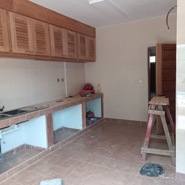 Maison (Duplex) à vendre - Yaoundé, Bastos, Bastos avec piscine - 1 salon(s), 4 chambre(s), 4 salle(s) de bains - 800 000 000 FCFA