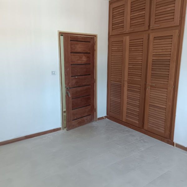 Maison (Duplex) à vendre - Yaoundé, Bastos, Bastos avec piscine - 1 salon(s), 4 chambre(s), 4 salle(s) de bains - 800 000 000 FCFA