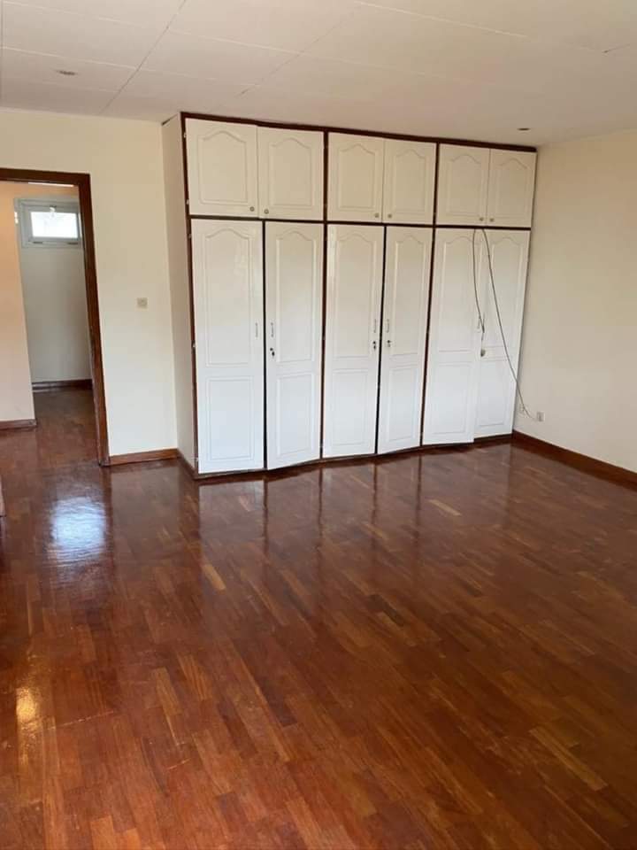 Maison (Duplex) à louer - Douala, Bonapriso, Duplex de 06 chambres disponibles à  Bonapriso - 2 salon(s), 6 chambre(s), 6 salle(s) de bains - 2 500 000 FCFA / mois