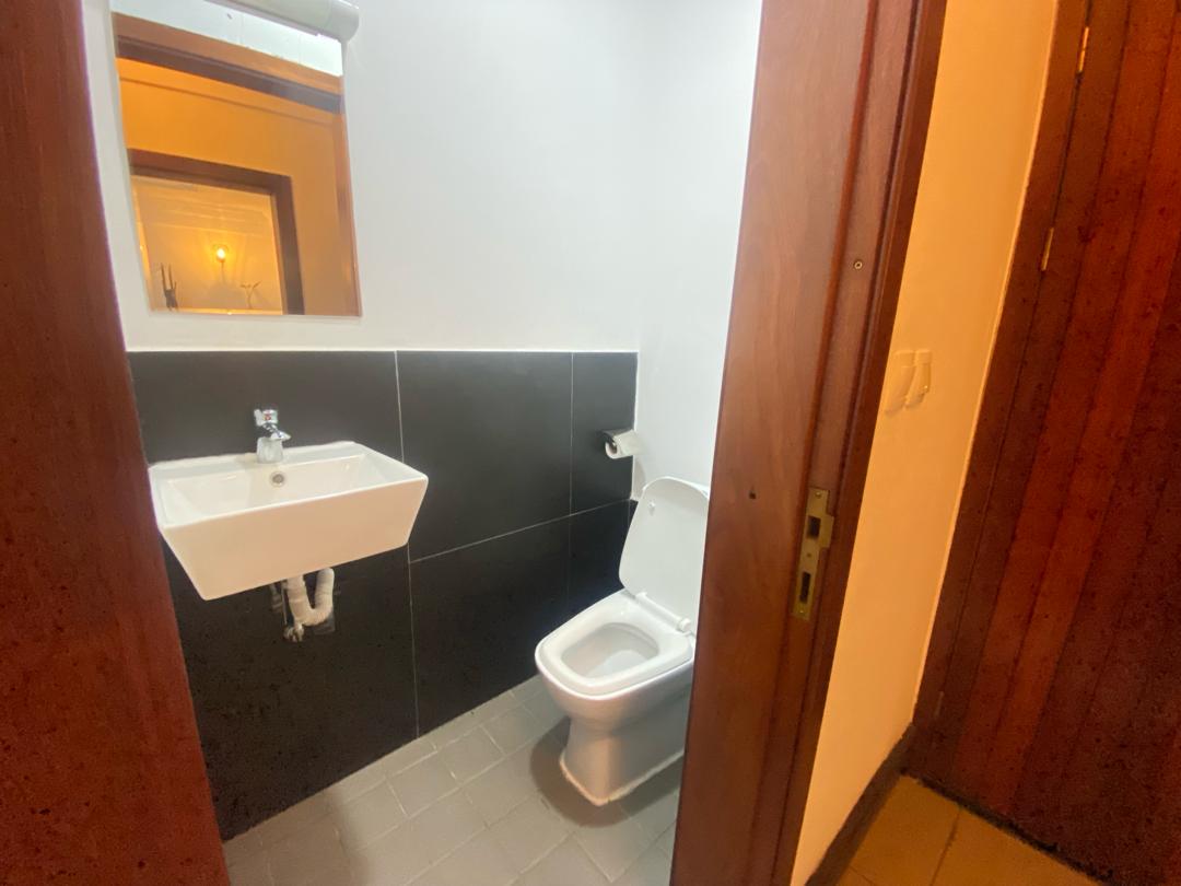 Appartement à louer - Yaoundé, Bastos, Bastos - 1 salon(s), 2 chambre(s), 3 salle(s) de bains - 1 300 000 FCFA / mois