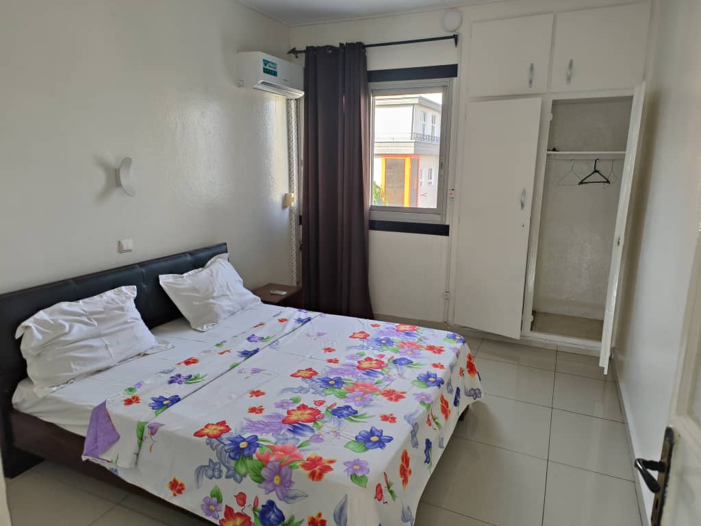 Apartment to rent - Yaoundé, Bastos, Bastos - 1 living room(s), 3 bedroom(s), 3 bathroom(s) - 1 200 000 FCFA / month