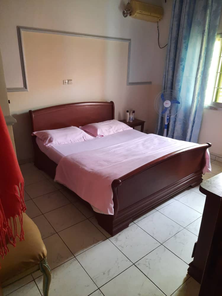 Apartment to rent - Yaoundé, Bastos, Bastos - 1 living room(s), 2 bedroom(s), 3 bathroom(s) - 1 100 000 FCFA / month