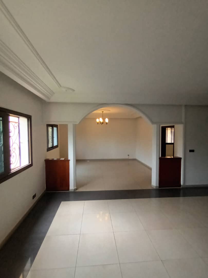 Apartment to rent - Yaoundé, Bastos, Bastos - 1 living room(s), 3 bedroom(s), 3 bathroom(s) - 1 300 000 FCFA / month