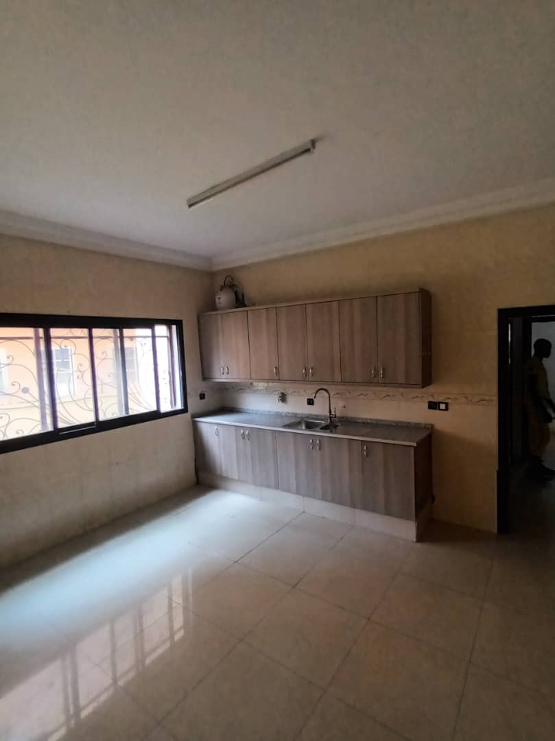 Apartment to rent - Yaoundé, Bastos, Bastos - 1 living room(s), 3 bedroom(s), 3 bathroom(s) - 1 300 000 FCFA / month