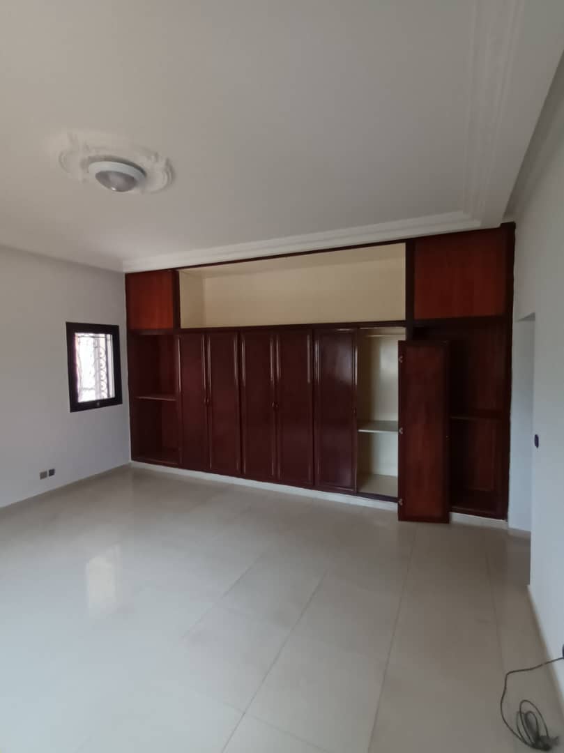 Apartment to rent - Yaoundé, Bastos, Bastos - 1 living room(s), 3 bedroom(s), 3 bathroom(s) - 1 300 000 FCFA / month