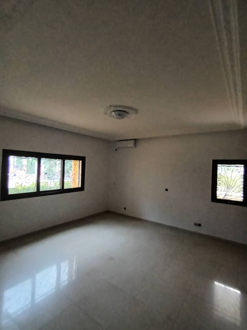 Apartment to rent - Yaoundé, Bastos, Bastos - 1 living room(s), 3 bedroom(s), 3 bathroom(s) - 1 300 000 FCFA / month