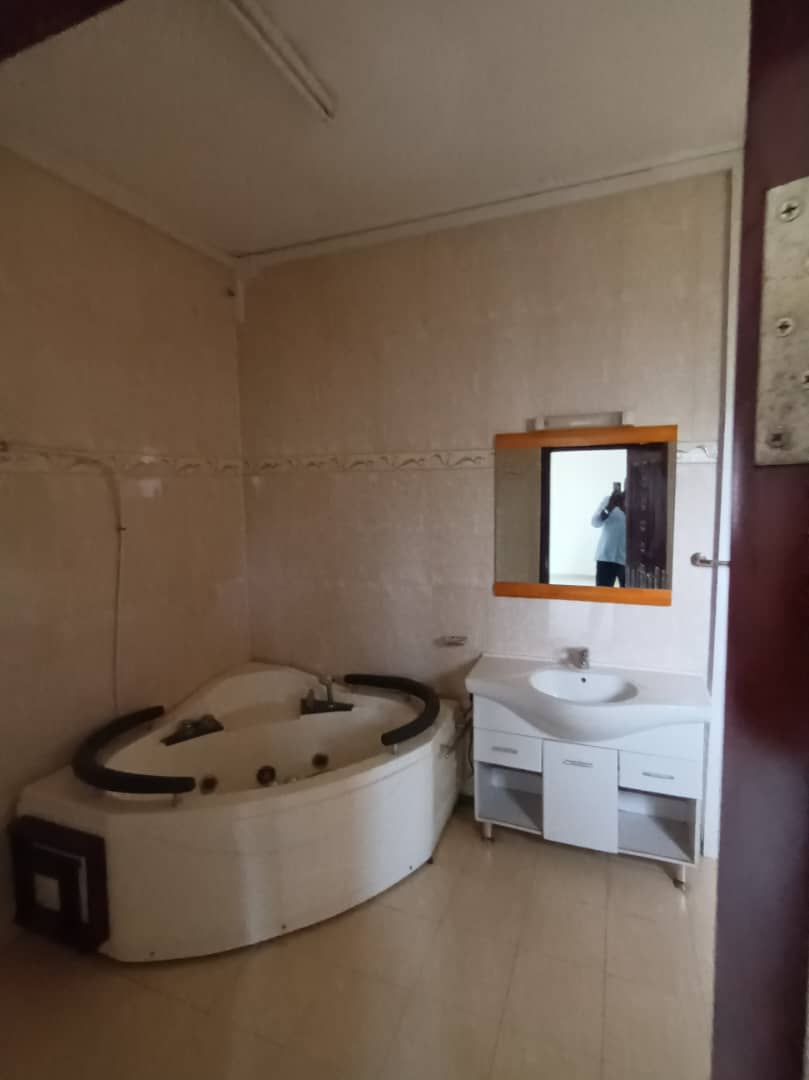 Apartment to rent - Yaoundé, Bastos, Bastos - 1 living room(s), 3 bedroom(s), 3 bathroom(s) - 1 300 000 FCFA / month