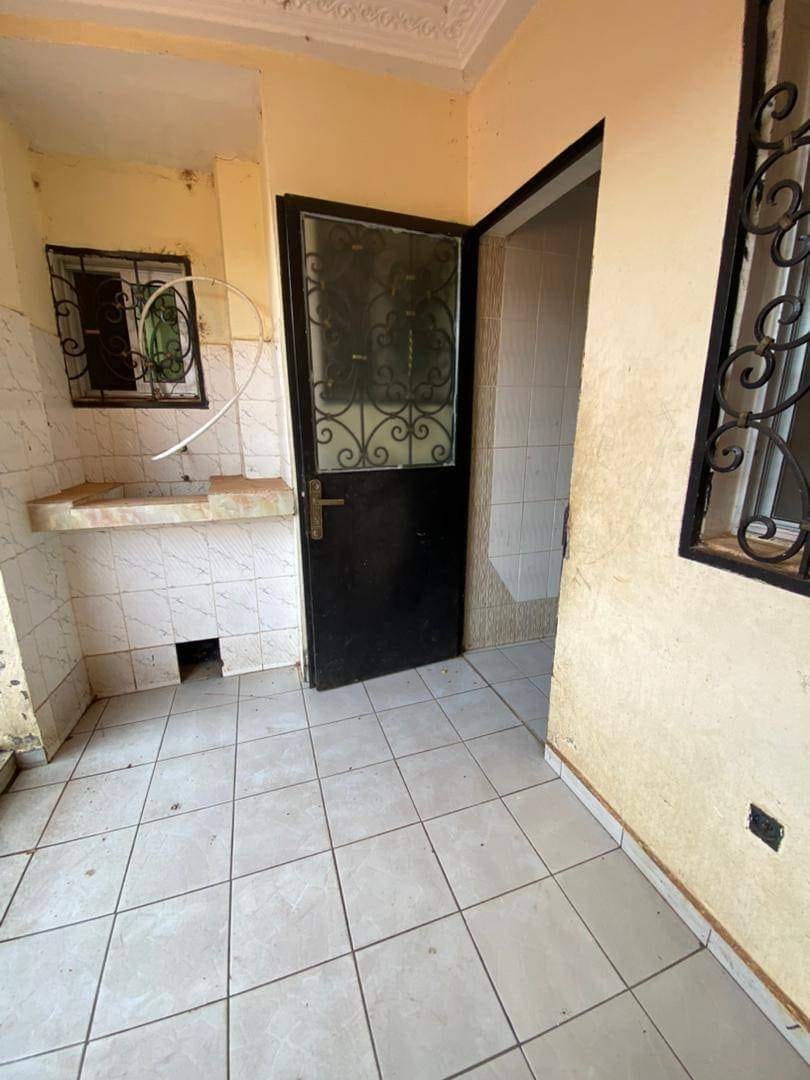 Appartement à louer - Yaoundé, Biyem-Assi, biyemassi - 1 salon(s), 2 chambre(s), 3 salle(s) de bains - 1 800 000 FCFA / mois