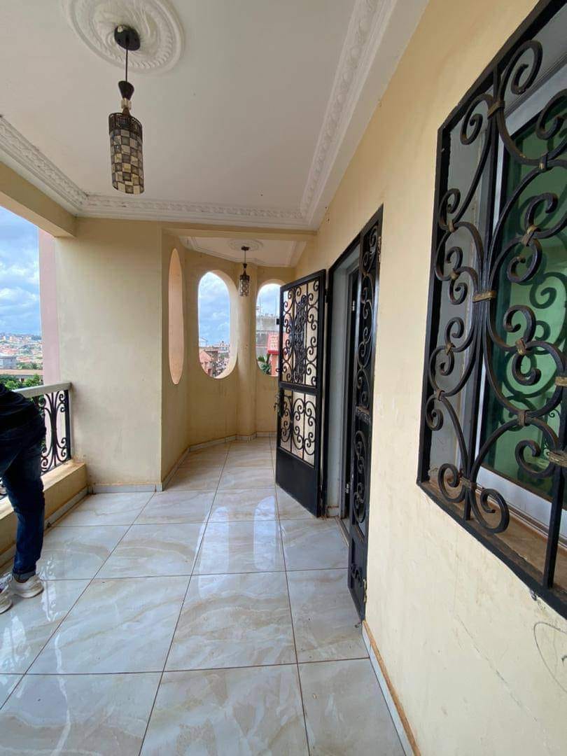 Appartement à louer - Yaoundé, Biyem-Assi, biyemassi - 1 salon(s), 2 chambre(s), 3 salle(s) de bains - 1 800 000 FCFA / mois